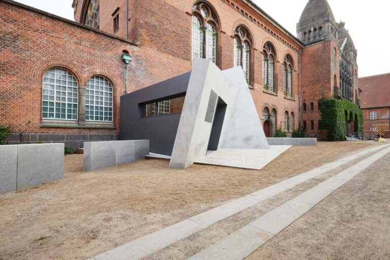 הכניסה למוזיאון, בעיצובו של דניאל ליבסקינד. הכניסה מעוצבת כספינה, לזכר הספינות ששימשו למבצע ההצלה של יהודי דנמרק (צילום: המוזיאון היהודי בקופנהגן)