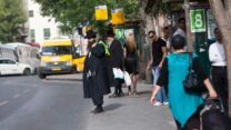 תחנת אוטובוס בירושלים (צילום: יונתן זינדל/פלאש90)