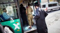 חייל באוטובוס (צילום ארכיון: יונתן זינדל/פלאש90)