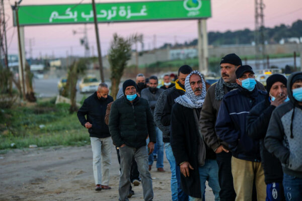 עובדים פלסטינים מבית חנון ממתינים במעבר ארז (צילום: עטייה מוחמד/פלאש90)