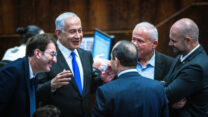 בנימין נתניהו בכנסת, סביבו חברי הכנסת מהליכוד אמיר אוחנה, אבי דיכטר, ניר ברקת ובועז ביסמוט (צילום: אוליבייה פיטוסי/פלאש90)