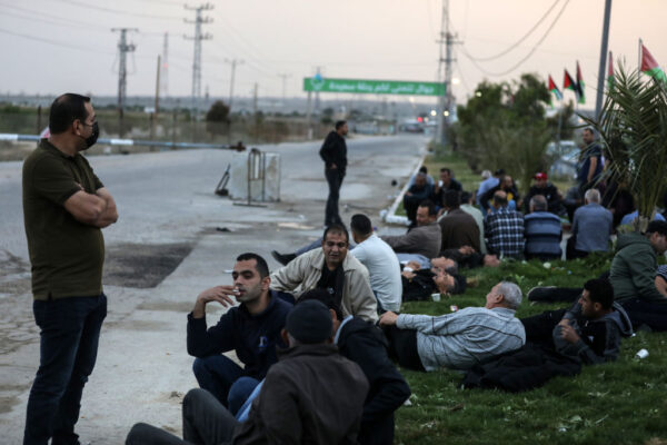 עובדים פלסטינים ממתינים מעבר ארז(צילום: Majdi Fathi/NurPhoto via Getty Images)