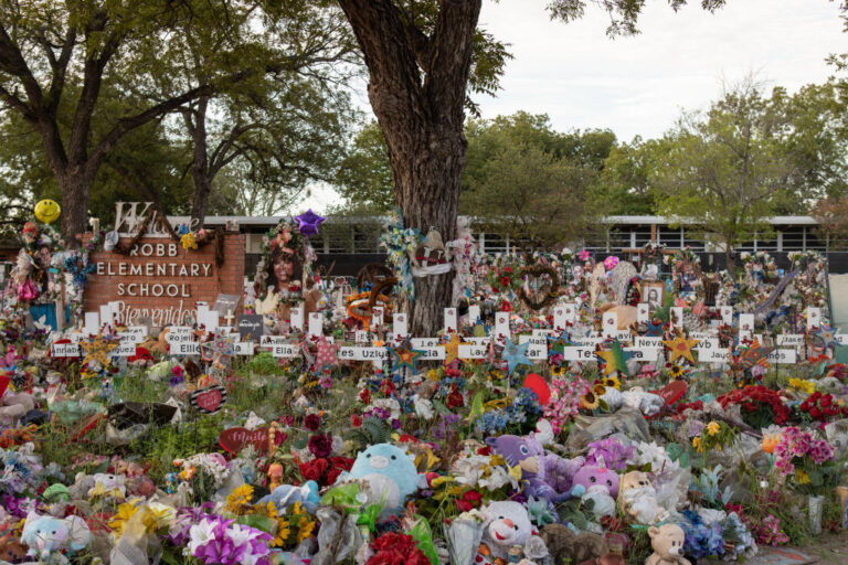 ארצות הברית, ספטמבר. אנדרטת זיכרון ל-21 הילדים שנרצחו בטבח בבית הספר היסודי ביובלדי, טקסס (צילום: Pedro Salazar/Anadolu Agency via Getty Images)
