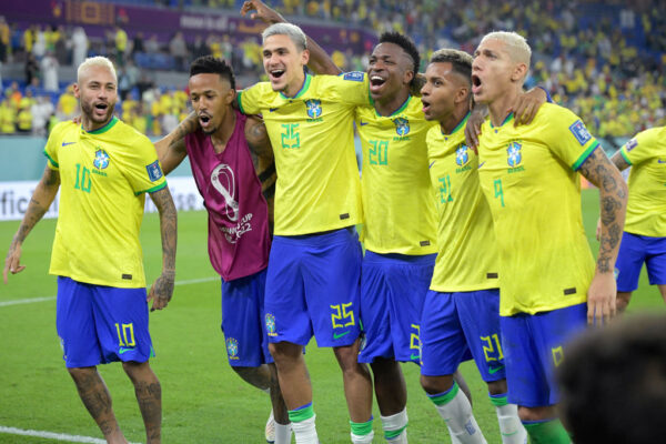 שחקני ברזיל חוגגים את הניצחון (צילום: Photo by Dale MacMilan/Soccrates/Getty Images)