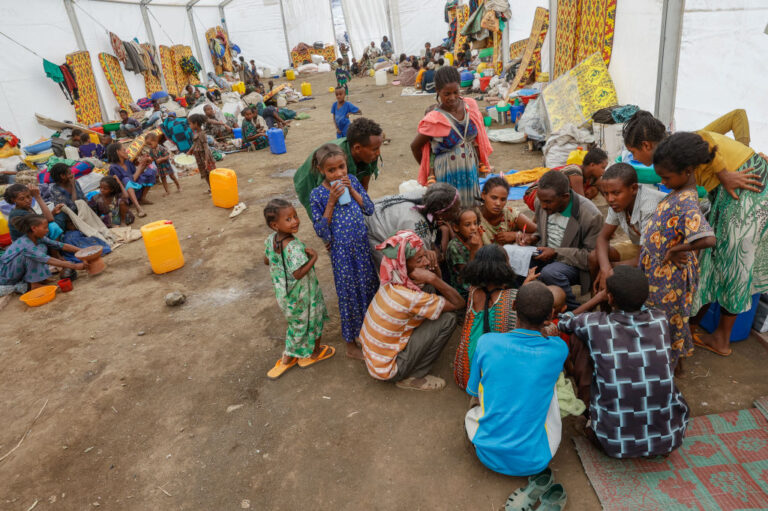 אתיופיה, מרץ. עקורים מהמלחמה בתיגראי נמלטים לאמהרה, וסובלים שם ממחסור במזון ובתרופות (צילום: J. Countess/Getty Images)