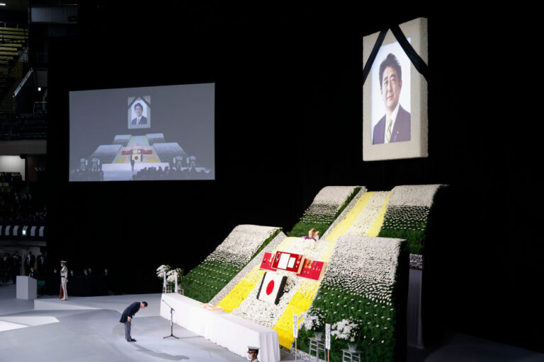 יפן, יולי. הלווייתו של ראש הממשלה לשעבר, שינזו אבה, שנרצח בידי מתנקש (צילום: Kim Kyung-hoon/Pool/Getty Images)