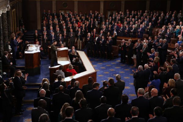 נשיא אוקראינה וולודימיר זלנסקי נואם בפני הקונגרס האמריקאי (צילום: Photo by Win McNamee/Getty Images)