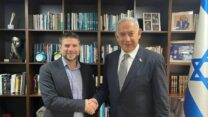 ראש הממשלה המיועד בנימין נתניהו ויו״ר הציונות הדתית בצלאל סמוטריץ לאחר החתימה על מסמך העקרונות להקמת קואליציה (צילום: דוברות לשכת נתניהו)