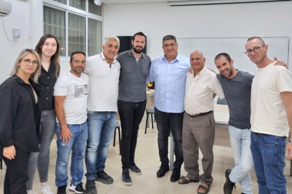 חתימת הכם עבודה ב׳גפן דקל תעשיות׳ (צילום: דוברות ההסתדרות)