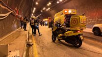 זירת התאונה בכביש המנהרות (צילום: מד"א)