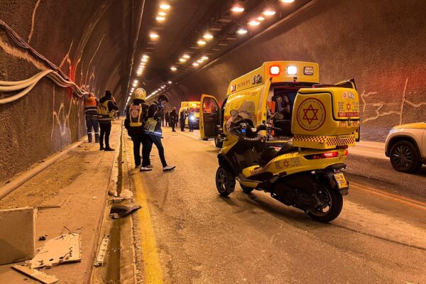 זירת התאונה בכביש המנהרות (צילום: מד"א)