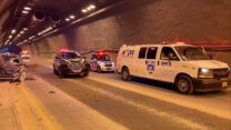 זירת התאונה בכביש המנהרות, בה נהרגו שני עובדים (צילום: זק"א)