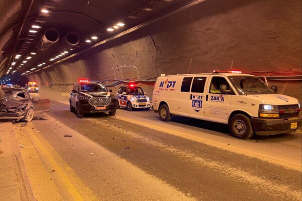 זירת התאונה בכביש המנהרות, בה נהרגו שני עובדים (צילום: זק"א)