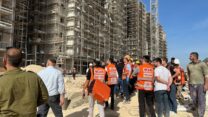 קריסת פיגום בגבעת זאב באתר בנייה בעיר (צילום: דוברות איחוד הצלה)