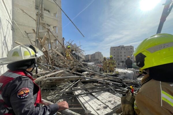פעולות לחילוץ לכודים בקריסת פיגום בגבעת זאב באתר בנייה בעיר (צילום: אבי גאלן דוברות כב"ה מחוז יו"ש)