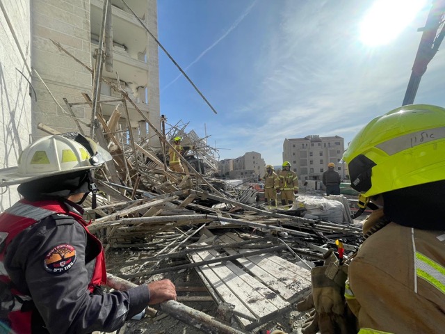 פעולות לחילוץ לכודים בקריסת פיגום בגבעת זאב באתר בנייה בעיר (צילום ארכיון: אבי גאלן דוברות כב&quot;ה מחוז יו&quot;ש)