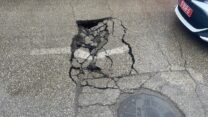 בור שנפער בכביש ברחוב פנקס בתל אביב (צילום: דוברות המשטרה)