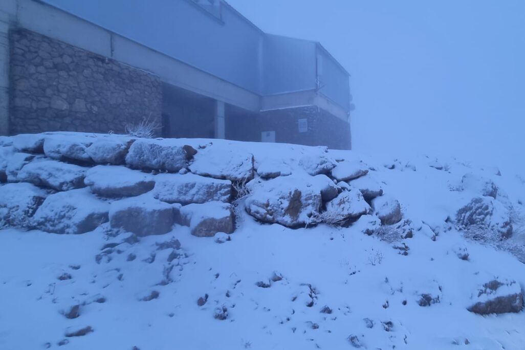 שלג ראשון בחרמון לחורף תשפ״ג (צילום: דוברות אתר החרמון)