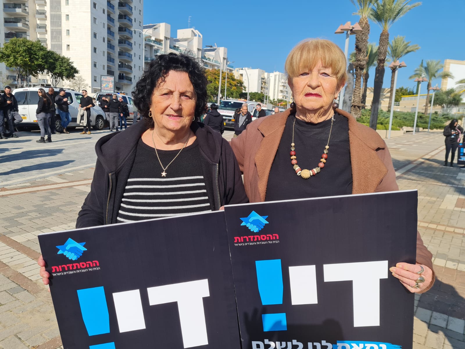 שוש עובד (משמאל), עם חברתה חווה מזור (צילום: הדס יום טוב)