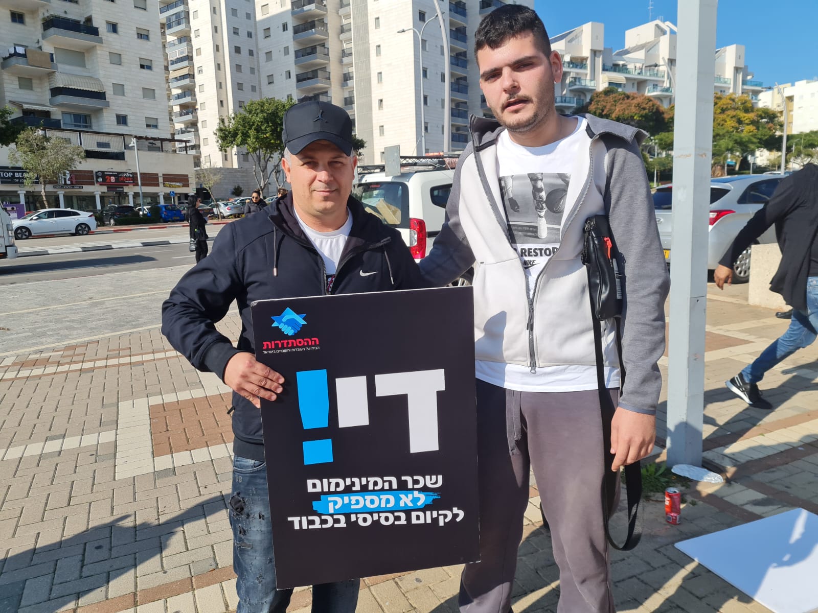 שרון בוכניק (מימין) ושלומי אסולין. "לאנשים אין מוטיבציה להמשיך. מה זה 6,300 שקלים בחודש?" (צילום: הדס יום טוב)