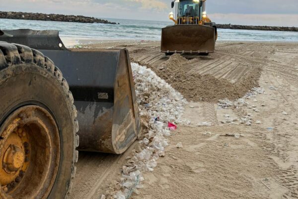 טרקטורים מפנים פלסטיק מהחוף בכמויות גדולות, בהוראת עיריית אשקלון (צילום: דוברות עיריית אשקלון)