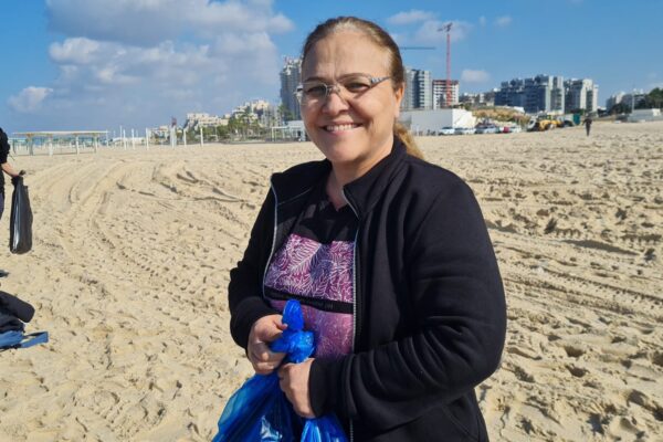 טלי מימון, מחנכת בתיכון אורט אפרידר שהביאה את תלמידיה לנקות את החוף (צילום: הדס יום טוב)