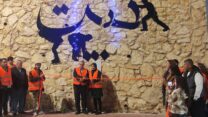 טקס חנוכת האנדרטה הראשונה בישראל לזכר הרוגי תאונות העבודה בכניסה ליישוב בועיינה-נוג'ידאת שבגליל. האנדרטה מעוצבת בצורת פועלים הנושאים את המילה 'בית' (צילום: ניצן צבי כהן)