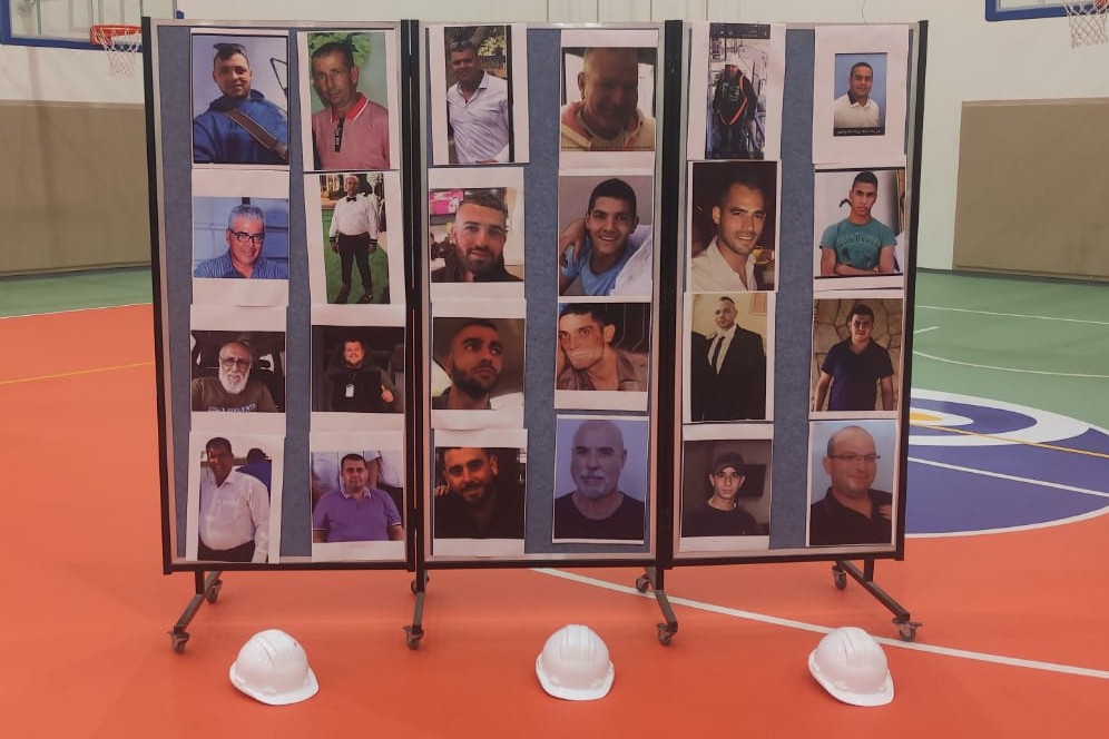 תמונת חלק מהעובדים, מהישובים הערבים בגליל, שנהרגו ב-2022. "הרוצח בשגגה, מתוך חוסר זהירות, יכול להיות כל אחד מאיתנו" (צילום: ניצן צבי כהן)