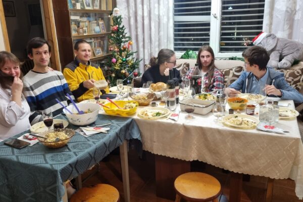 משפחת טברסקי וחברים מציינים את חג הנוביי גוד המסורתי, לציון השנה החדשה (צילום: דוד טברסקי)