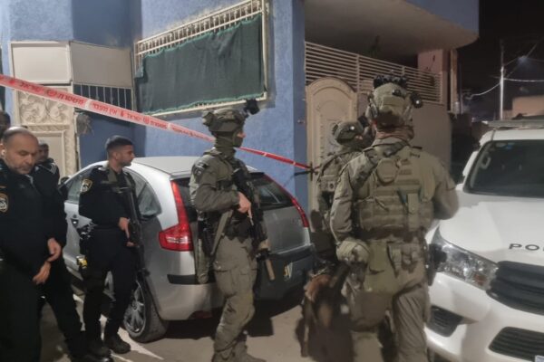 שוטרים בזירת פיגוע בכפר קאסם (צילום: דוברות המשטרה)