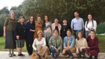 עובדי אגף הרווחה והשירותים החברתיים בעיריית מעלה אדומים. עומדים, מימין: הדר ששון, רועי שוולב, טובה מקובקי, נאוה כהן, רחל פרש כהן, מירב חורי, סינטיה מיזליף-כדורי, דבי בריטברד, אסנת פרץ. יושבות, מימין: יעל כהן נחמיה, רייצ'ל שטרסמן ברקוביץ, הדס פקין, שירה קאפח ונטלי שם טוב (צילום: הדס יום טוב)