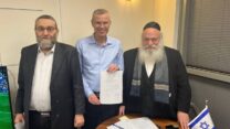 יו"ר יהדות התורה יצחק גולדקנופף (מימין), ח"כ יריב לוין (הליכוד) ויו"ר דגל התורה משה גפני לאחר חתימה על מכתב המפרט את התפקידים לסיעת יהדות התורה שסוכמו בין המפלגות לקראת הקמת הממשלה