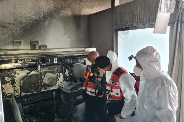 צוות החקירה של כבאות והצלה לישראל מחוז דרום פועל בחקירת השריפה בבית החולים סורוקה (צילום: דוברות כבאות והצלה)