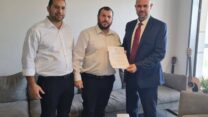 הרב עמיחי אליהו מגיש את מכתב ההתפטרות ליו"ר הכנסת אמיר אוחנה (צילום: דובר השר למורשת)