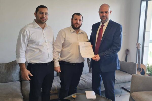 הרב עמיחי אליהו מגיש את מכתב ההתפטרות ליו"ר הכנסת אמיר אוחנה (צילום: דובר השר למורשת)