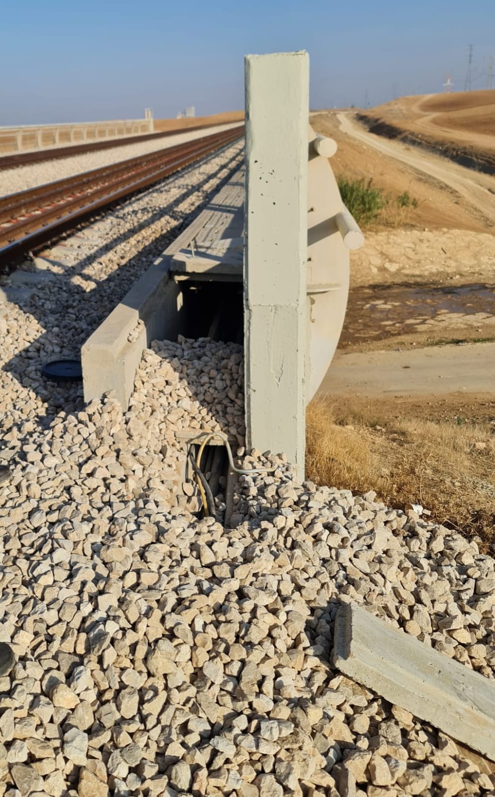 כבלים שנגנבו מתשתיות הרכבת באזור להבים (צילום: רכבת ישראל)