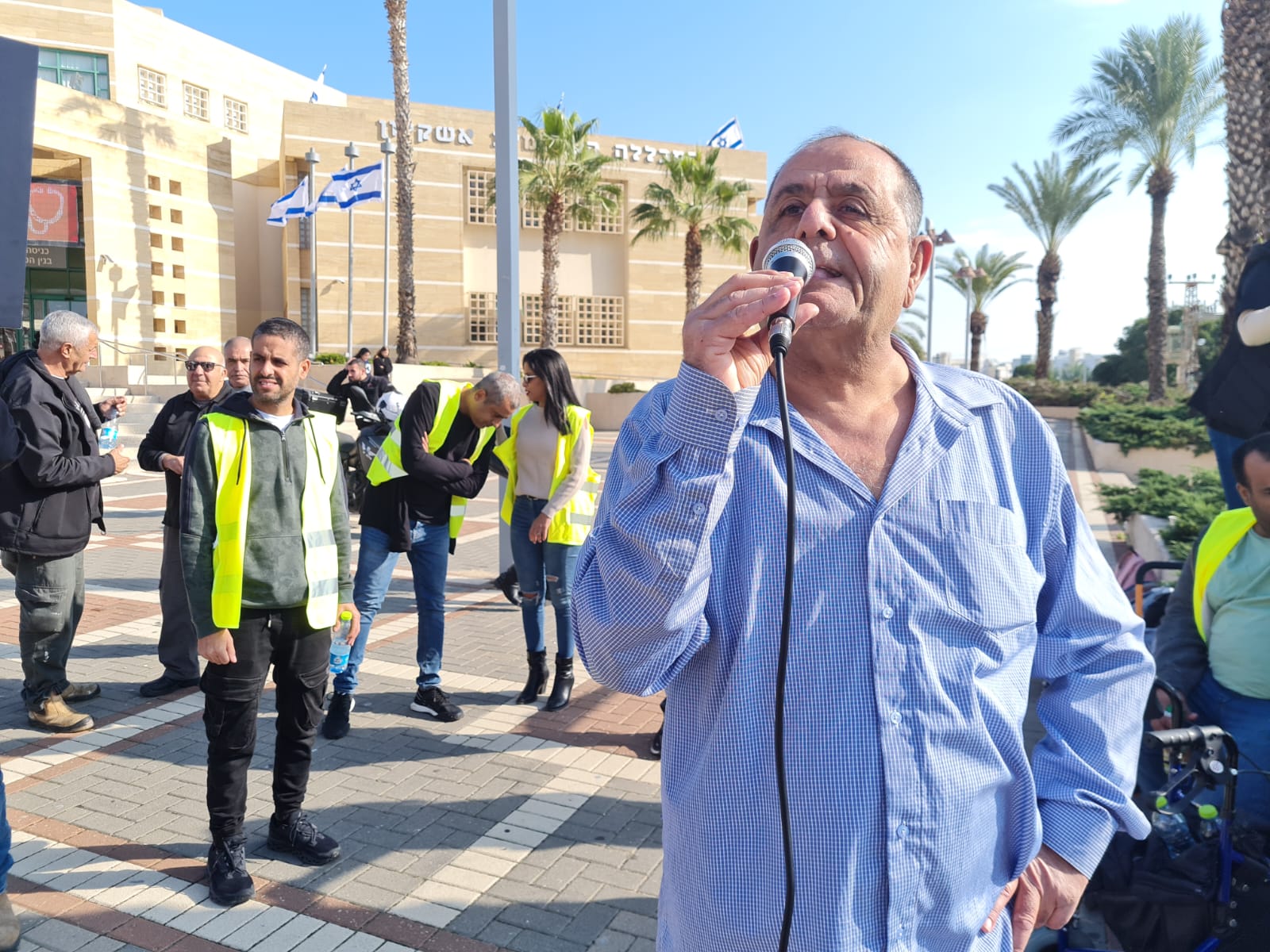 יו"ר מרחב אשקלון בהסתדרות, רמי גואטה, בהפגנת מחאה על יוקר המחיה בעיר. "מגיע לדור העתיד שלנו מדינה שאפשר לחיות בה" (צילום: הדס יום טוב)