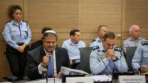 מפכ"ל המשטרה יעקב שבתאי (מימין) וח"כ איתמר בן גביר בדיון על החוק להכפפת המשטרה לשר לביטחון הפנים (צילום: נועם מושקוביץ / דוברות הכנסת