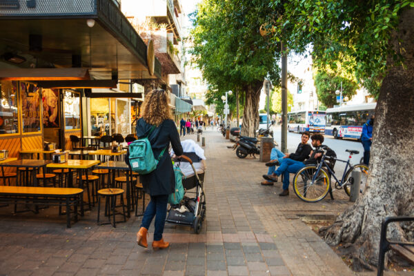אם צעירה עם עגלת תינוק ברחוב דיזנגוף בתל אביב. למצולמת אין קשר לכתבה (צילום אילוסטרציה: Shutterstock)