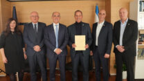 מעמד הענקת הרישיון ליזמים שיהיו בעלי השליטה ב״בנק אש ישראל״ (צילום: דוברות בנק ישראל)