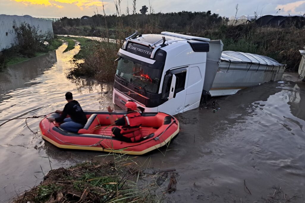 נהג משאית מחולץ באמצעות סירה בבאקה אלגרבייה (צילום: כבאות והצלה חדרה)