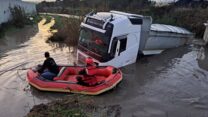 נהג משאית מחולץ באמצעות סירה בבאקה אלגרבייה (צילום: כבאות והצלה חדרה)