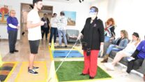 סדנת התנסות בהליכה עיוורת "לפני 40-30 שנים שאלו אותי אם אוכל להוריד קלסרים מהמדף. היום לא ישאלו שאלה כזאת" (צילום: דוברות ההסתדרות)