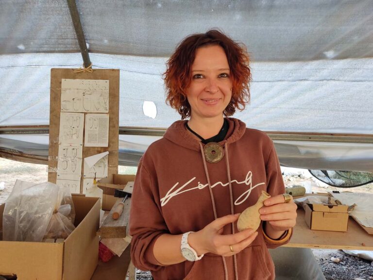 הארכיאולוגית סבטלנה טרחנובה ארכיאולוגית עם קנקן בושם מירושלים, ממצא מלפני 2,000 שנה (צילום: מאיה רונן)
