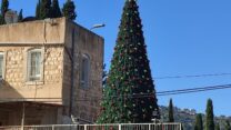 עץ חג המולד בחצר הכנסייה (צילום: יניב שרון)