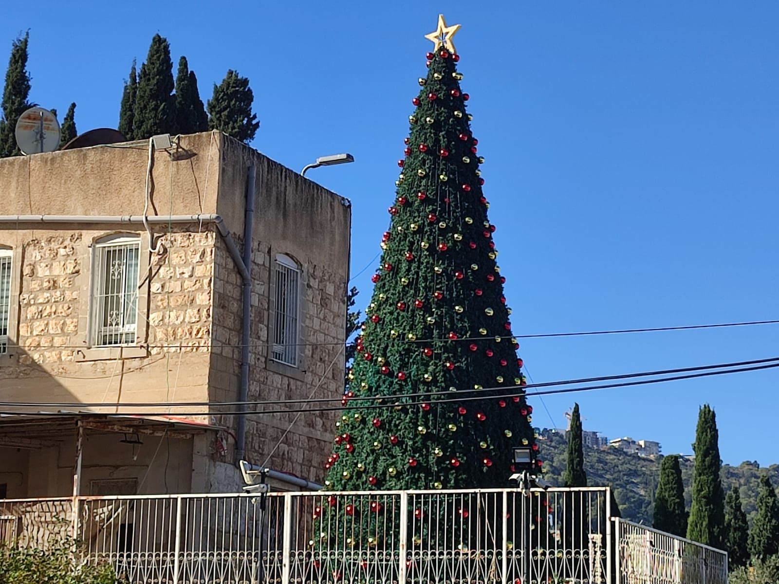 עץ חג המולד בחצר הכנסייה (צילום: יניב שרון)