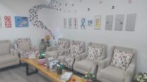 פינת ישיבה בבית הספר לחינוך מיוחד אלוופא בחורה (צילום: מיכל מרנץ)