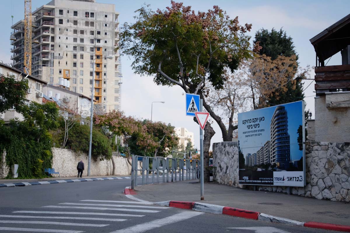 צומת הרחובות טהון-צ'ילה בירושלים. ברקע: מתחם שדרת היובל (צילום: דוד טברסקי)
