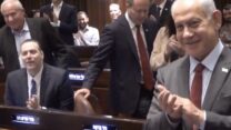 ראש הממשלה המיועד, בנימין נתניהו, יחד עם חברי הליכוד בדיון במליאת הכנסת (צילום: שידור חי, ערוץ הכנסת)