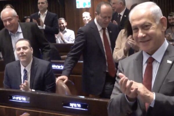 ראש הממשלה המיועד, בנימין נתניהו, יחד עם חברי הליכוד בדיון במליאת הכנסת (צילום: שידור חי, ערוץ הכנסת)